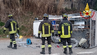 Civitanova Marche - Furgone rovesciato sulla Provinciale, intervengono i vigili del fuoco